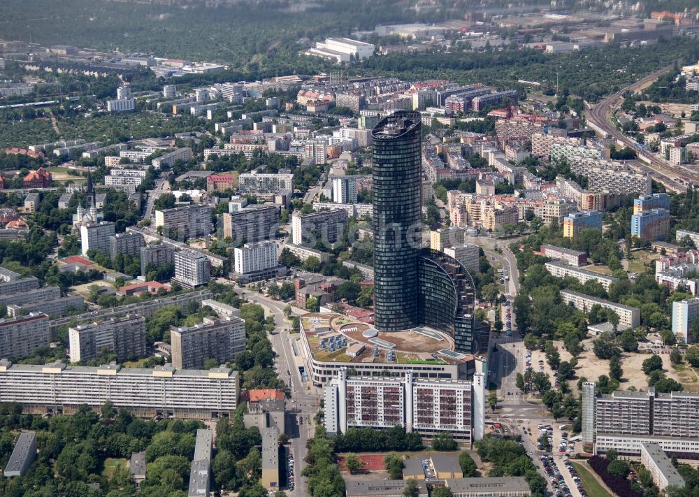 Wroclaw Breslau aus der Vogelperspektive: Verwaltungsgebäude und Geschäftsgebäude Sky Tower in Wroclaw Breslau in Niederschlesien, Polen