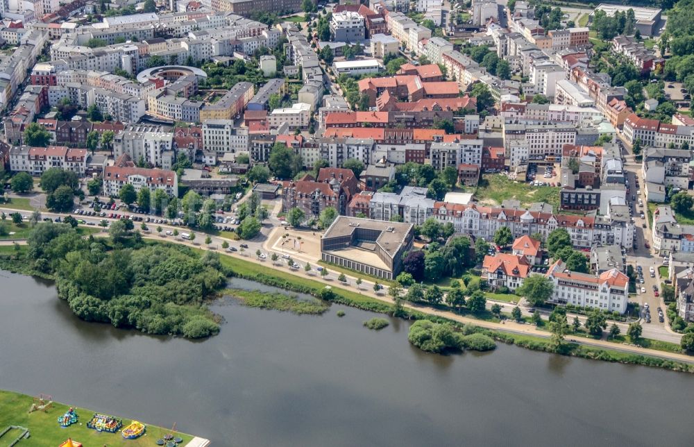 Luftaufnahme Schwerin - Verwaltungsgebäude der IHK in Schwerin im Bundesland Mecklenburg-Vorpommern, Deutschland