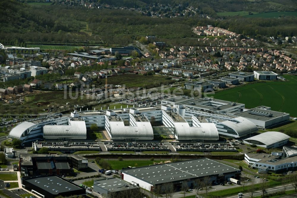 Élancourt aus der Vogelperspektive: Verwaltungsgebäude des Industriegebietes Airbus Group ZA Clef de Saint Pierre in Élancourt in Ile-de-France, Frankreich