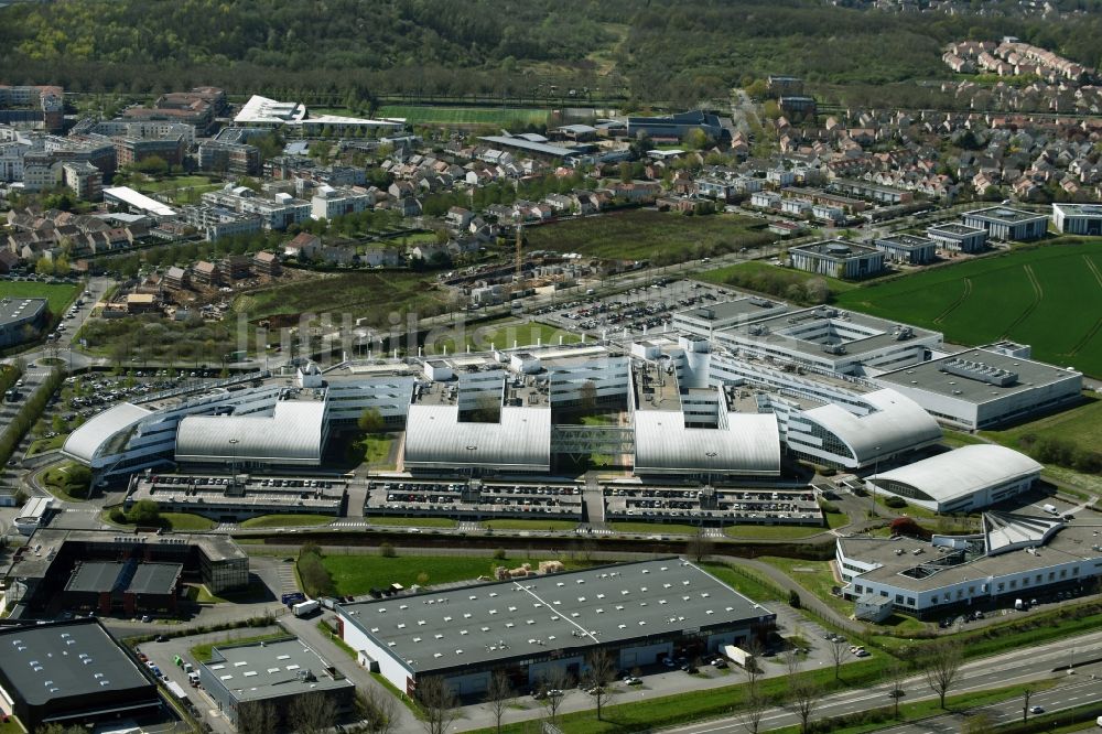 Élancourt von oben - Verwaltungsgebäude des Industriegebietes Airbus Group ZA Clef de Saint Pierre in Élancourt in Ile-de-France, Frankreich