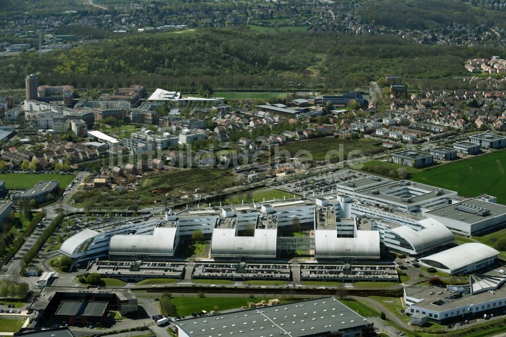 Élancourt aus der Vogelperspektive: Verwaltungsgebäude des Industriegebietes Airbus Group ZA Clef de Saint Pierre in Élancourt in Ile-de-France, Frankreich