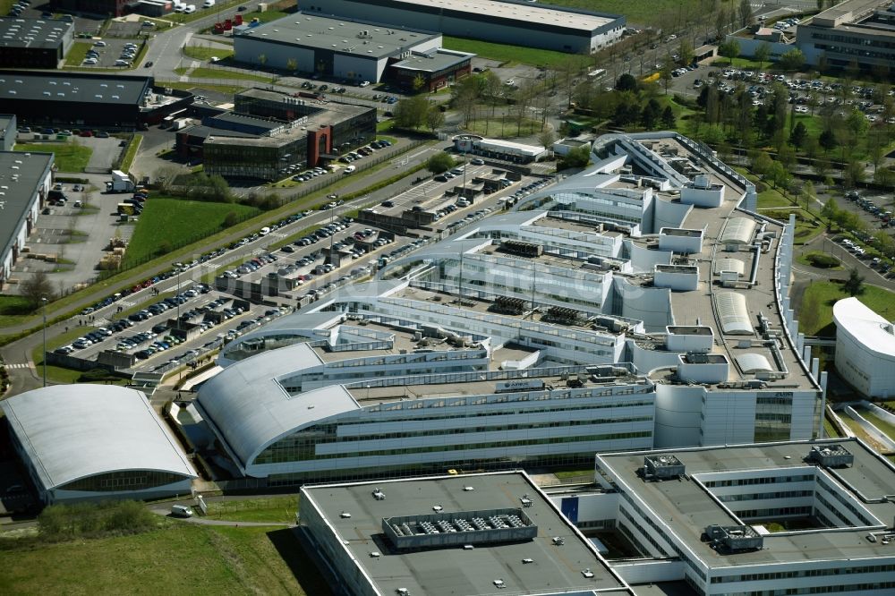 Luftaufnahme Élancourt - Verwaltungsgebäude des Industriegebietes Airbus Group ZA Clef de Saint Pierre in Élancourt in Ile-de-France, Frankreich