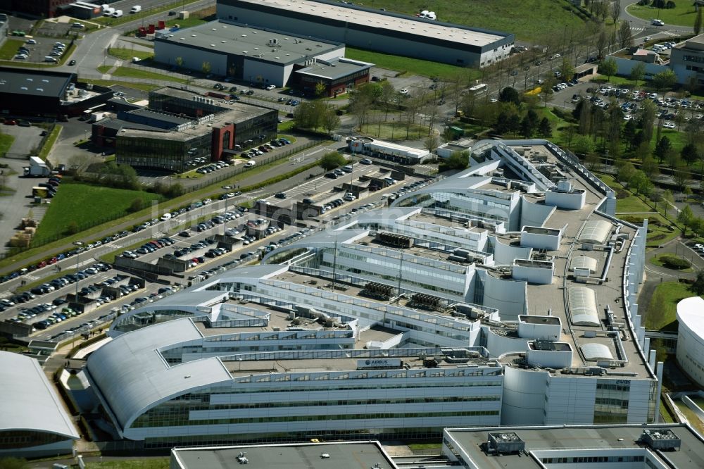 Élancourt von oben - Verwaltungsgebäude des Industriegebietes Airbus Group ZA Clef de Saint Pierre in Élancourt in Ile-de-France, Frankreich