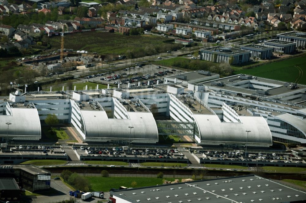 Élancourt aus der Vogelperspektive: Verwaltungsgebäude des Industriegebietes Airbus Group ZA Clef de Saint Pierre in Élancourt in Ile-de-France, Frankreich