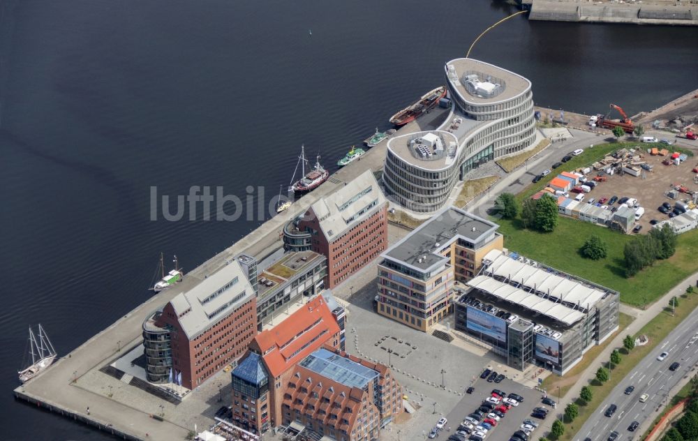 Luftaufnahme Rostock - Verwaltungsgebäude des Industriegebietes am Hafen der östlichen Altstadt in Rostock im Bundesland Mecklenburg-Vorpommern, Deutschland