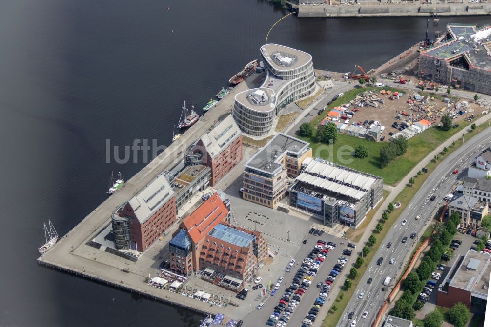 Rostock von oben - Verwaltungsgebäude des Industriegebietes am Hafen der östlichen Altstadt in Rostock im Bundesland Mecklenburg-Vorpommern, Deutschland