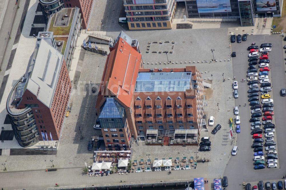 Rostock aus der Vogelperspektive: Verwaltungsgebäude des Industriegebietes am Hafen der östlichen Altstadt in Rostock im Bundesland Mecklenburg-Vorpommern, Deutschland