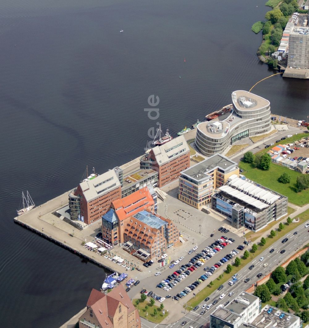 Luftbild Rostock - Verwaltungsgebäude des Industriegebietes am Hafen der östlichen Altstadt in Rostock im Bundesland Mecklenburg-Vorpommern, Deutschland