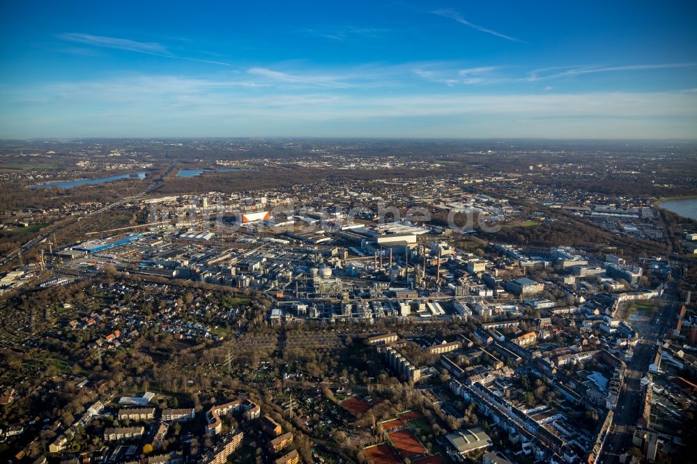 Düsseldorf von oben - Verwaltungsgebäude des Industriegebietes an der Henkelstraße im Ortsteil Holthausen in Düsseldorf im Bundesland Nordrhein-Westfalen, Deutschland