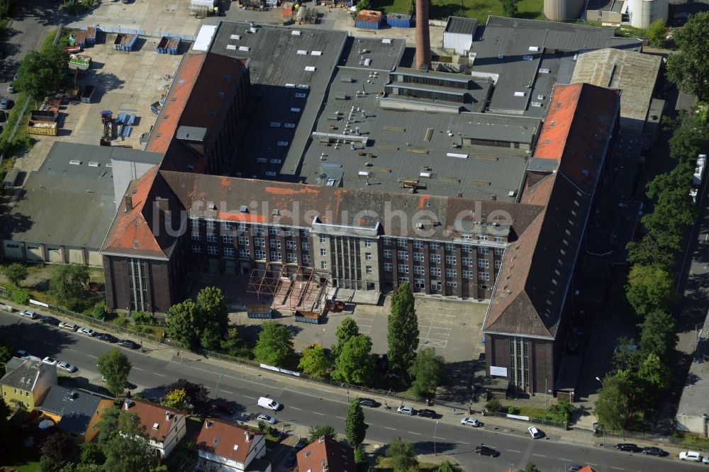 Luftbild Berlin - Verwaltungsgebäude des Industriegebietes der Mercedes - Daimler AG in Berlin