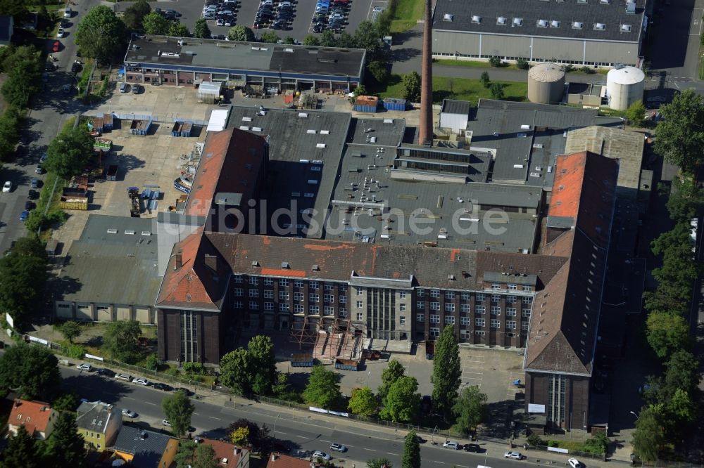 Luftaufnahme Berlin - Verwaltungsgebäude des Industriegebietes der Mercedes - Daimler AG in Berlin