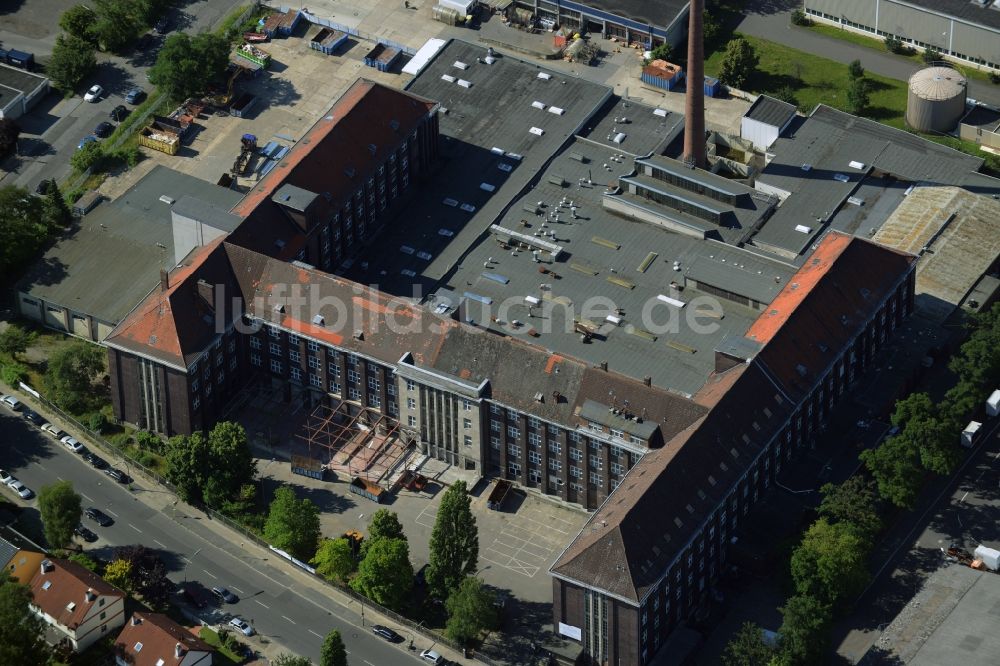 Berlin von oben - Verwaltungsgebäude des Industriegebietes der Mercedes - Daimler AG in Berlin