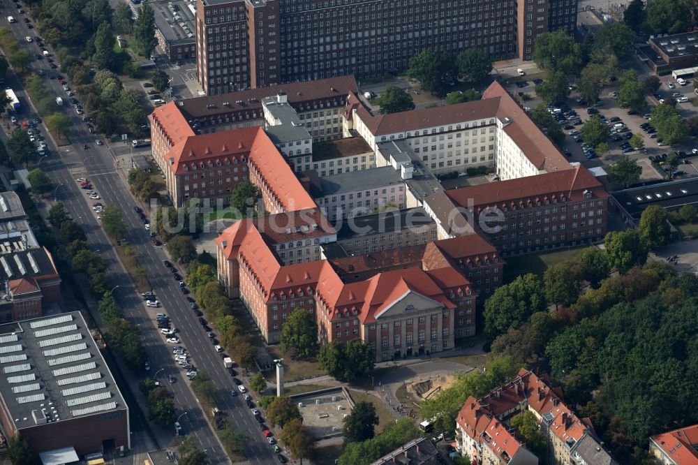 Luftbild Berlin - Verwaltungsgebäude des Industriegebietes der Siemens AG in der Nonnendammallee in Berlin