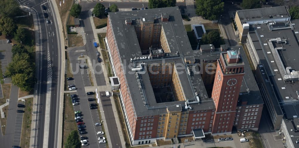 Berlin aus der Vogelperspektive: Verwaltungsgebäude der staatlichen Behörde Agentur für Arbeit Spandau in Berlin