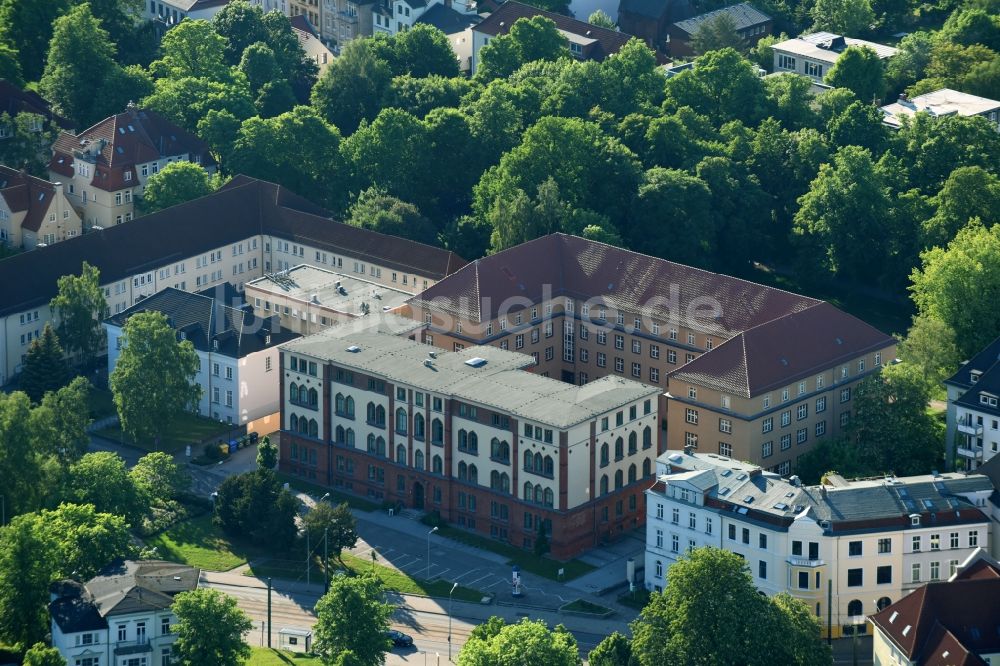 Luftaufnahme Rostock - Verwaltungsgebäude der staatlichen Behörde Amt für Jugend und Soziales in Rostock im Bundesland Mecklenburg-Vorpommern, Deutschland