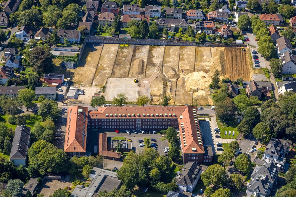 Bochum von oben - Verwaltungsgebäude der staatlichen Behörde Berufsgenossenschaft Rohstoffe & chemische Industrie Bezirksdirektion in Bochum im Bundesland Nordrhein-Westfalen