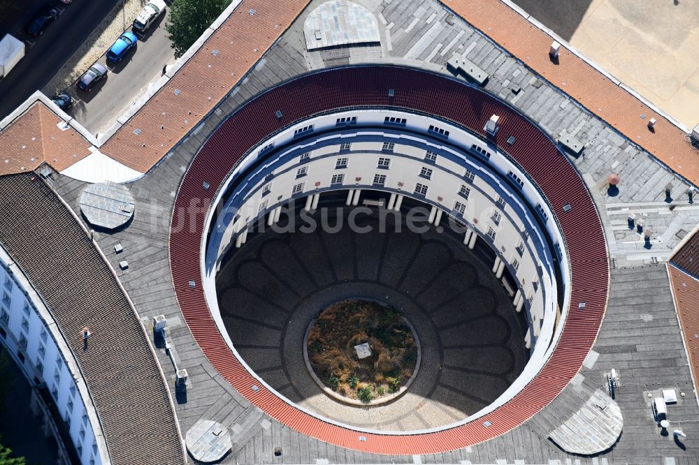 Berlin von oben - Verwaltungsgebäude der staatlichen Behörde Bezirksamt Charlottenburg Wilmersdorf Bürgeramt in Berlin, Deutschland