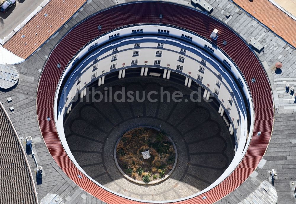 Berlin aus der Vogelperspektive: Verwaltungsgebäude der staatlichen Behörde Bezirksamt Charlottenburg Wilmersdorf Bürgeramt in Berlin, Deutschland