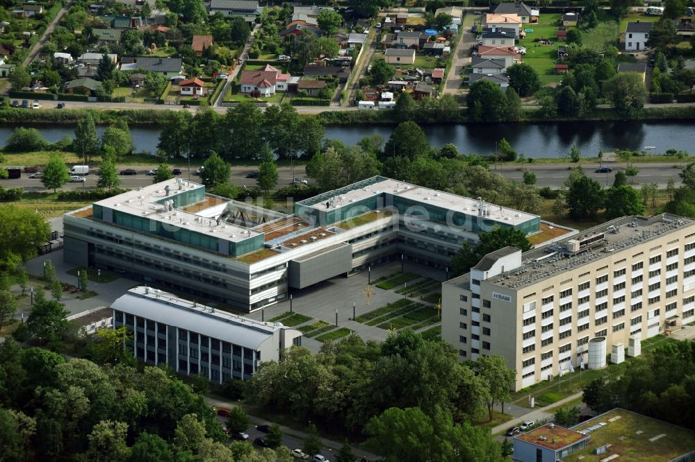 Berlin von oben - Verwaltungsgebäude der staatlichen Behörde Bundesanstalt für Materialforschung und -prüfung an der Richard-Willstätter-Straße im Ortsteil Adlershof in Berlin, Deutschland