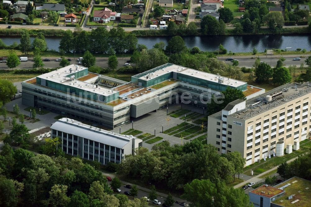 Berlin aus der Vogelperspektive: Verwaltungsgebäude der staatlichen Behörde Bundesanstalt für Materialforschung und -prüfung an der Richard-Willstätter-Straße im Ortsteil Adlershof in Berlin, Deutschland