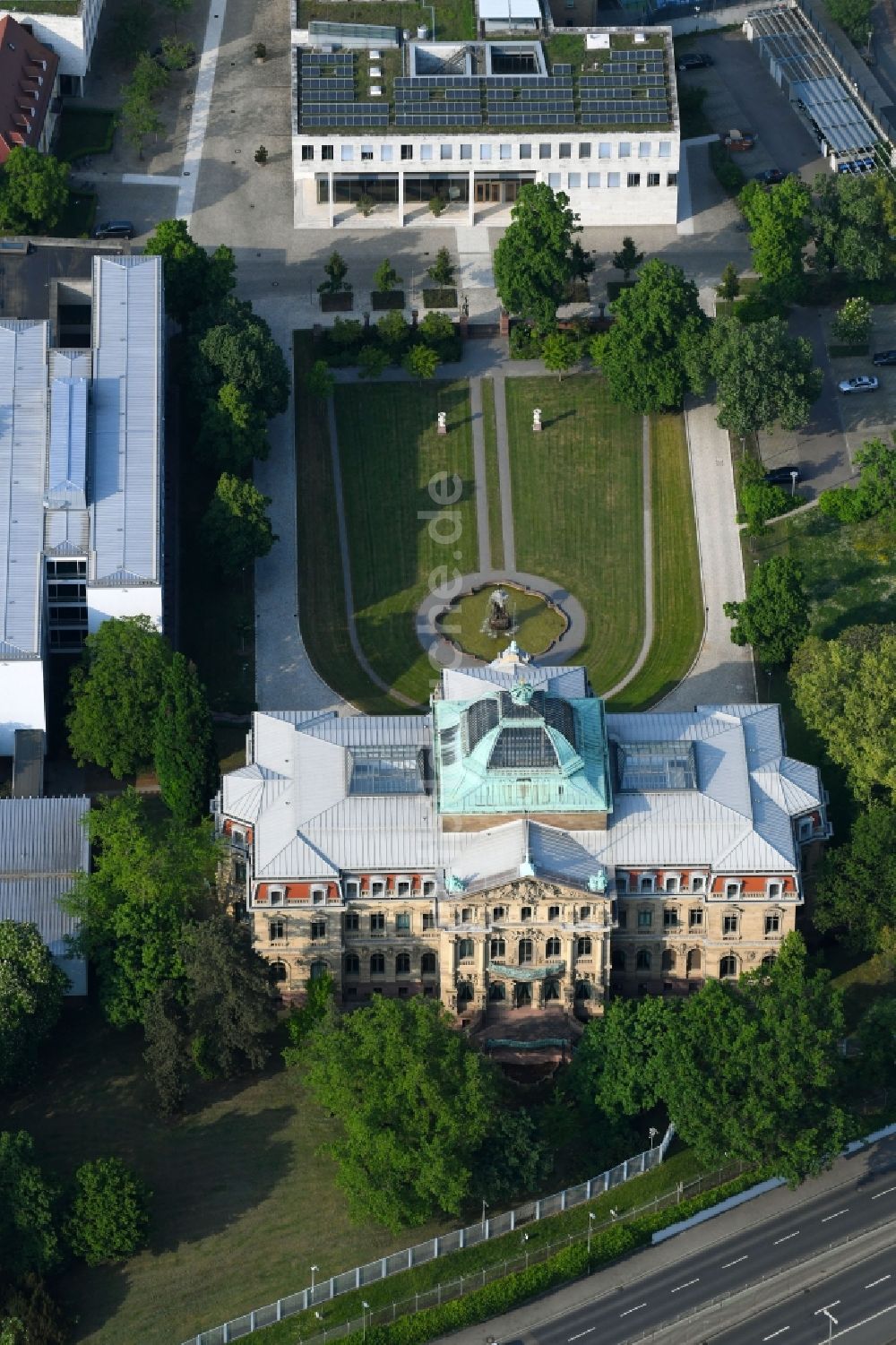 Karlsruhe von oben - Verwaltungsgebäude der staatlichen Behörde des Bundesgerichtshof in Karlsruhe im Bundesland Baden-Württemberg, Deutschland