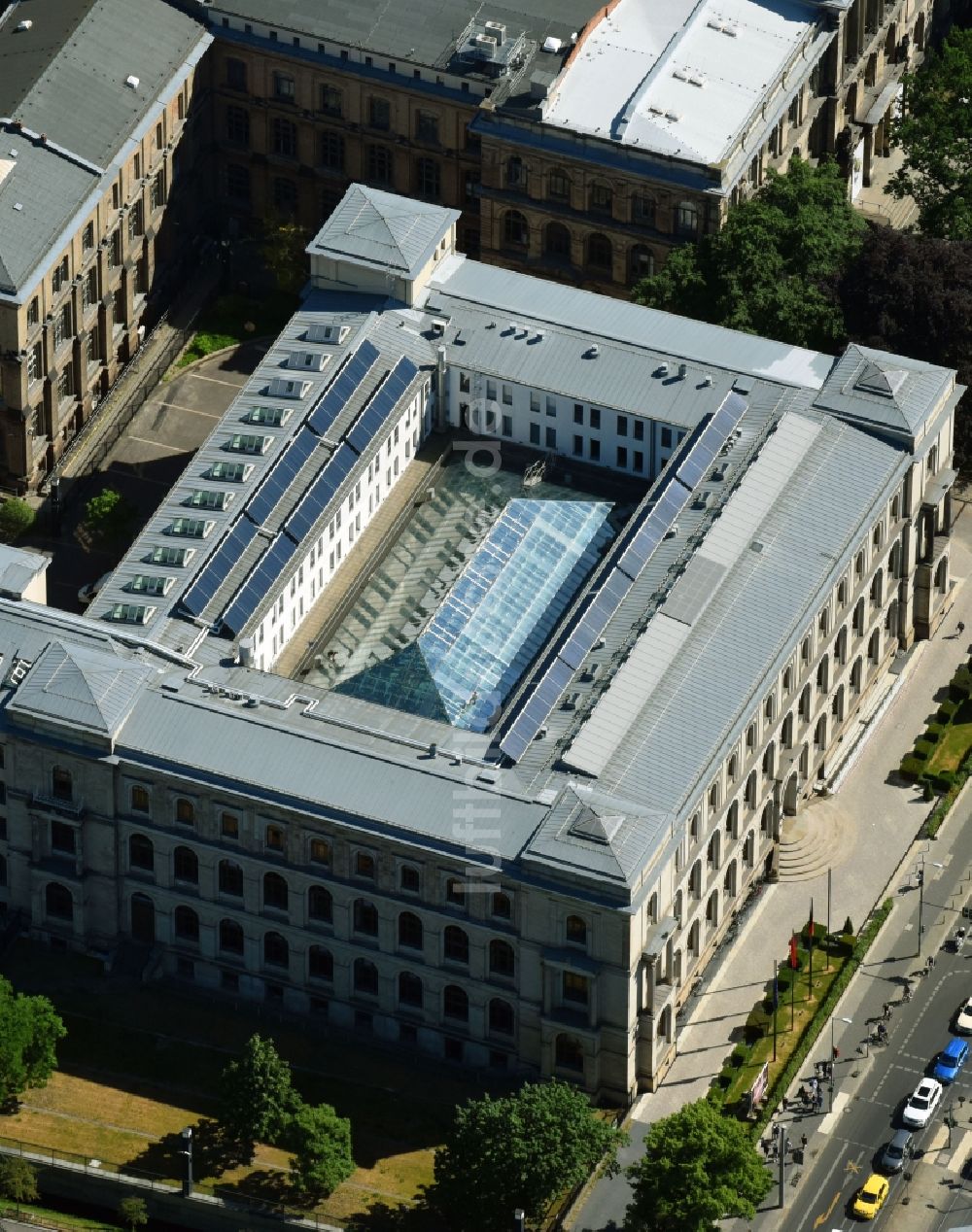 Luftbild Berlin - Verwaltungsgebäude der staatlichen Behörde des Bundesministerium für Verkehr und digitale Infrastruktur in der Invalidenstraße in Berlin, Deutschland