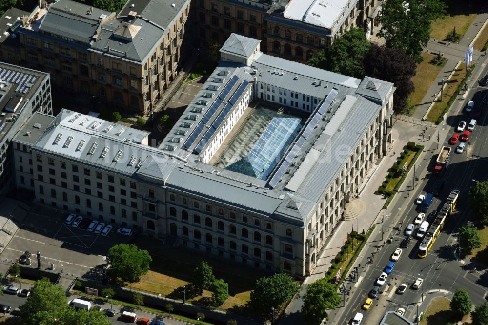 Luftaufnahme Berlin - Verwaltungsgebäude der staatlichen Behörde des Bundesministerium für Verkehr und digitale Infrastruktur in der Invalidenstraße in Berlin, Deutschland