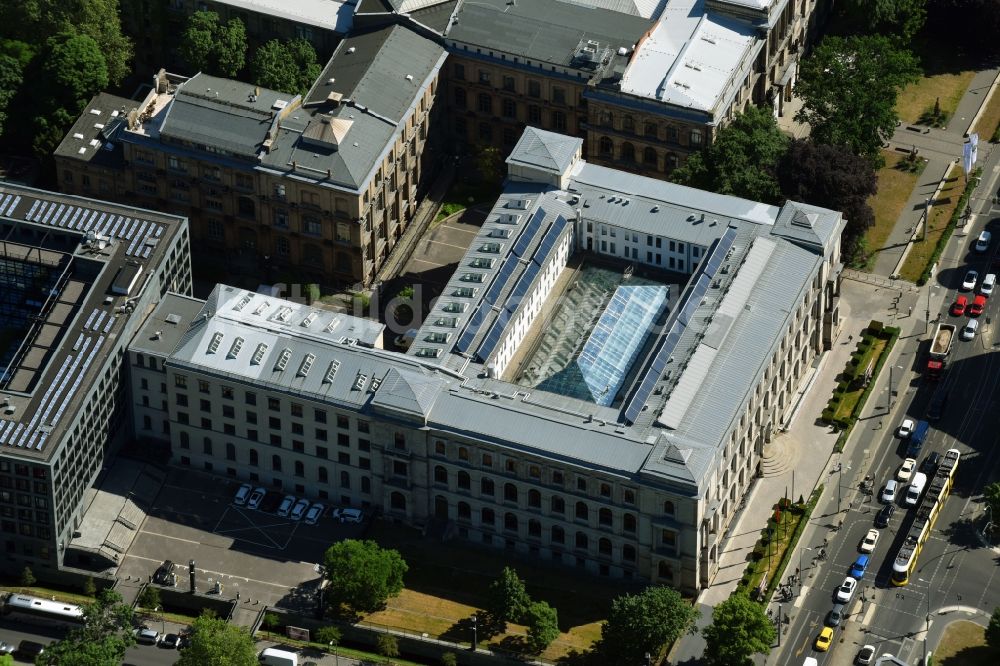 Berlin von oben - Verwaltungsgebäude der staatlichen Behörde Bundesministerium für Verkehr und digitale Infrastruktur in der Invalidenstraße im Ortsteil Mitte in Berlin, Deutschland