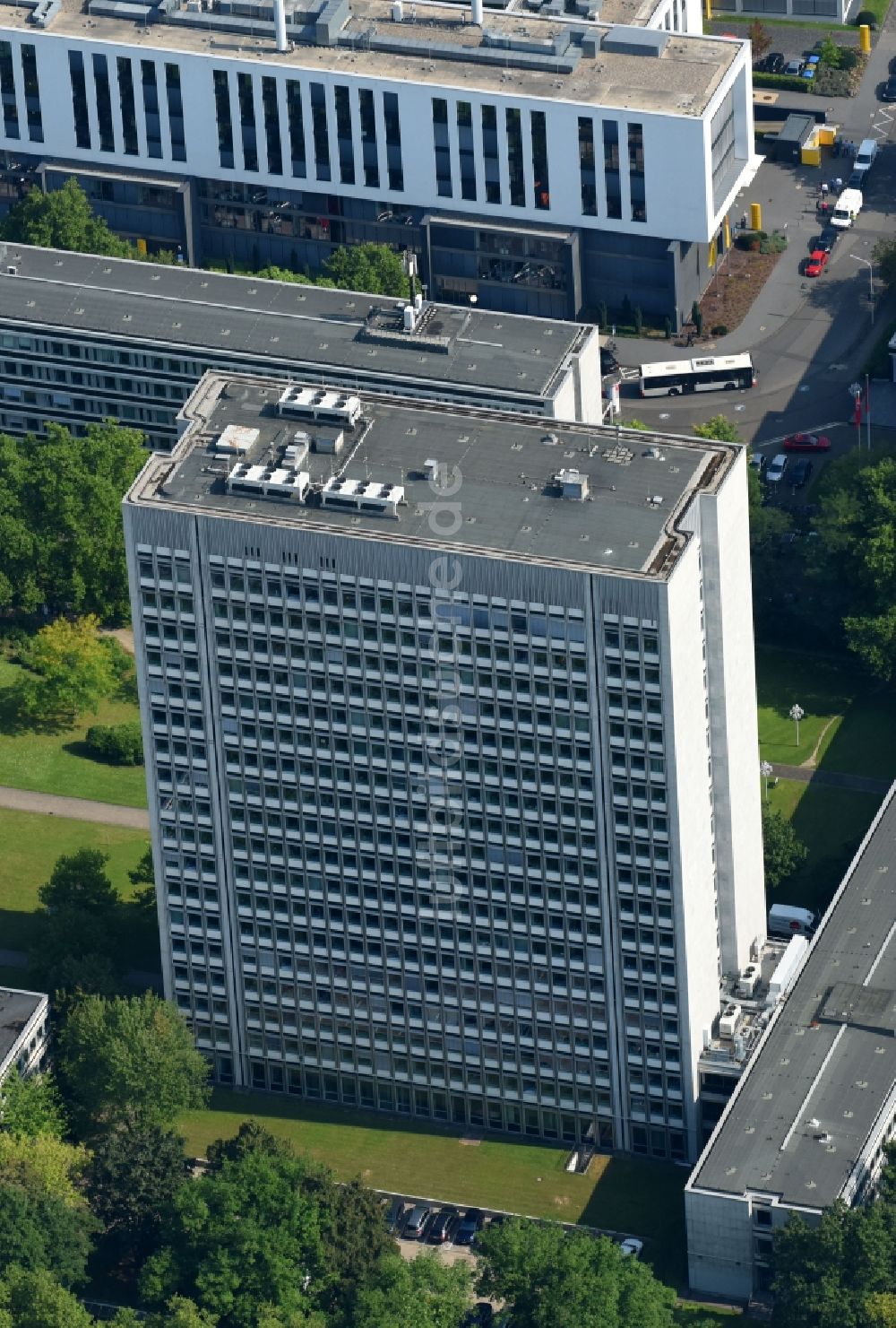 Luftaufnahme Bonn - Verwaltungsgebäude der staatlichen Behörde Bundesnetzagentur im Tulpenfeld-Hochhaus im Ortsteil Gronau in Bonn im Bundesland Nordrhein-Westfalen, Deutschland