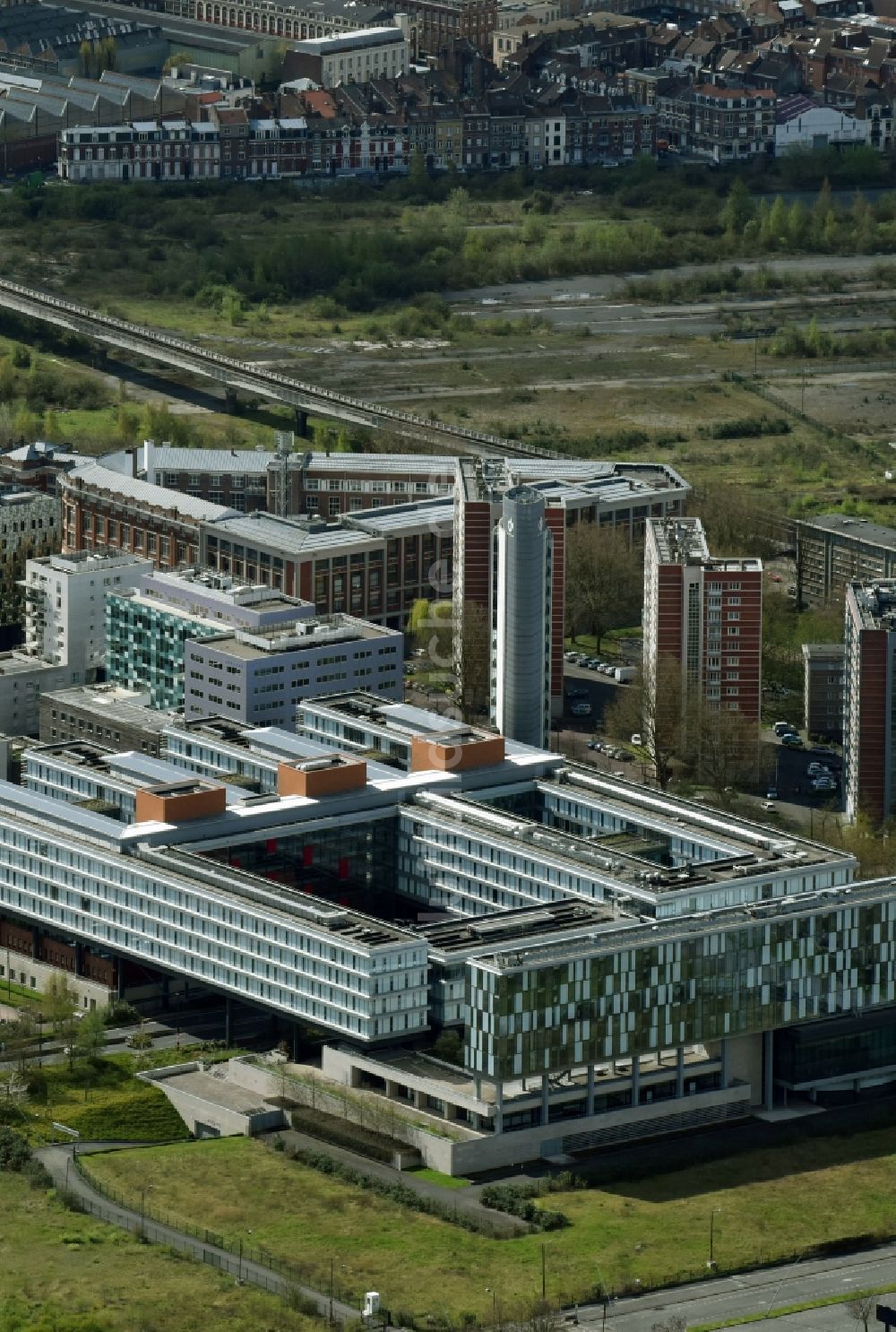 Lille von oben - Verwaltungsgebäude der staatlichen Behörde Conseil Régional Nord Pas de Calais am Boulevard du Président in Lille in Nord-Pas-de-Calais Picardie, Frankreich