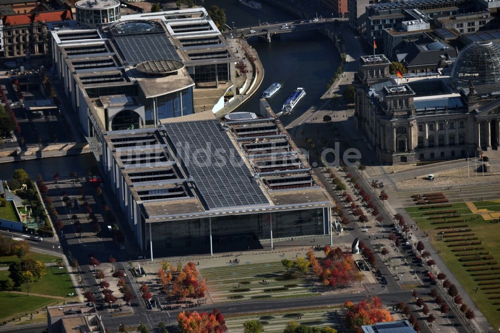 Luftbild Berlin - Verwaltungsgebäude der staatlichen Behörde des Deutschen Bundestages im Marie-Elisabeth-Lüders-Haus am Schiffbauerdamm in Berlin