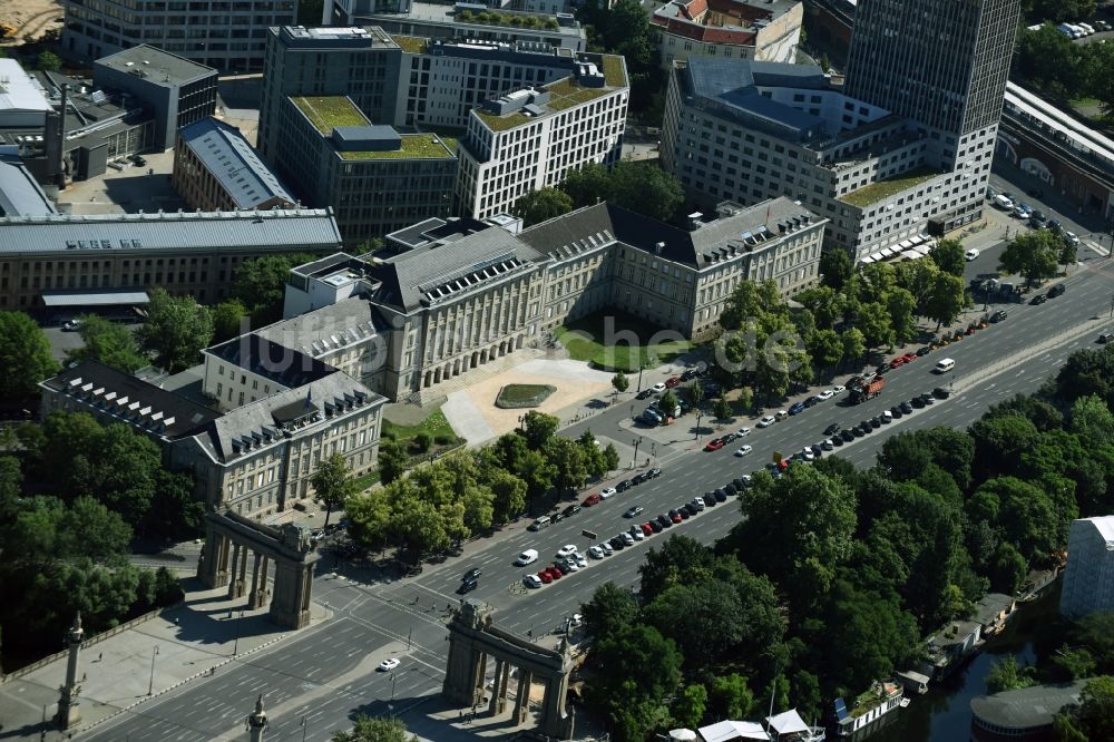 Luftaufnahme Berlin - Verwaltungsgebäude der staatlichen Behörde Ernst-Reuter-Haus an der Straße des 17. Juni in Berlin