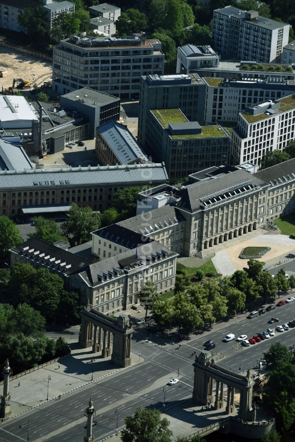 Berlin aus der Vogelperspektive: Verwaltungsgebäude der staatlichen Behörde Ernst-Reuter-Haus an der Straße des 17. Juni in Berlin