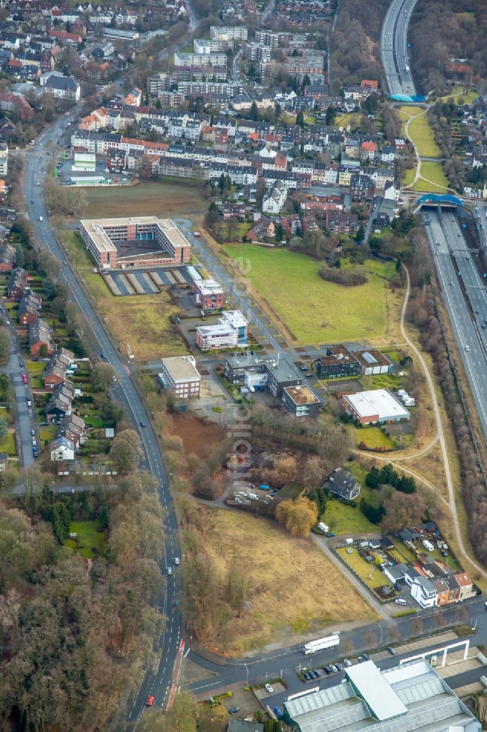 Luftaufnahme Gelsenkirchen - Verwaltungsgebäude der staatlichen Behörde Finanzamt Gelsenkirchen Ludwig-Erhard-Straße im Ortsteil Gelsenkirchen-Ost in Gelsenkirchen im Bundesland Nordrhein-Westfalen