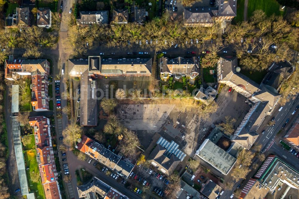 Gelsenkirchen aus der Vogelperspektive: Verwaltungsgebäude der staatlichen Behörde Finanzamt in Gelsenkirchen im Bundesland Nordrhein-Westfalen