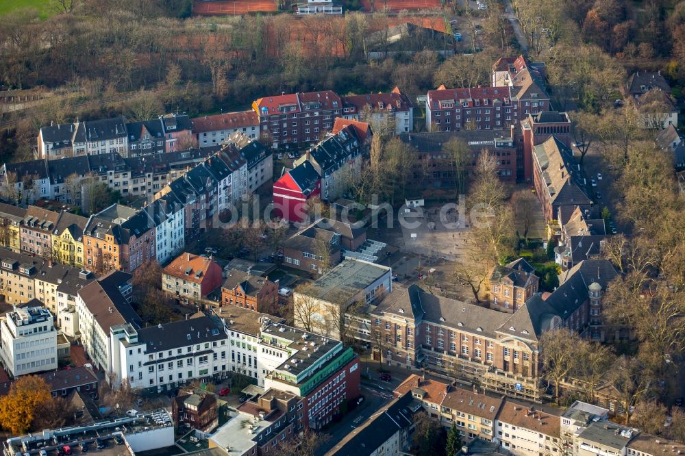 Gelsenkirchen aus der Vogelperspektive: Verwaltungsgebäude der staatlichen Behörde Finanzamt in Gelsenkirchen im Bundesland Nordrhein-Westfalen