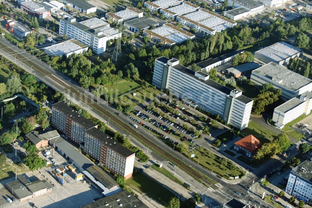 Luftbild Berlin - Verwaltungsgebäude der staatlichen Behörde Finanzamt Marzahn-Hellersdorf Allee der Kosmonauten in Berlin