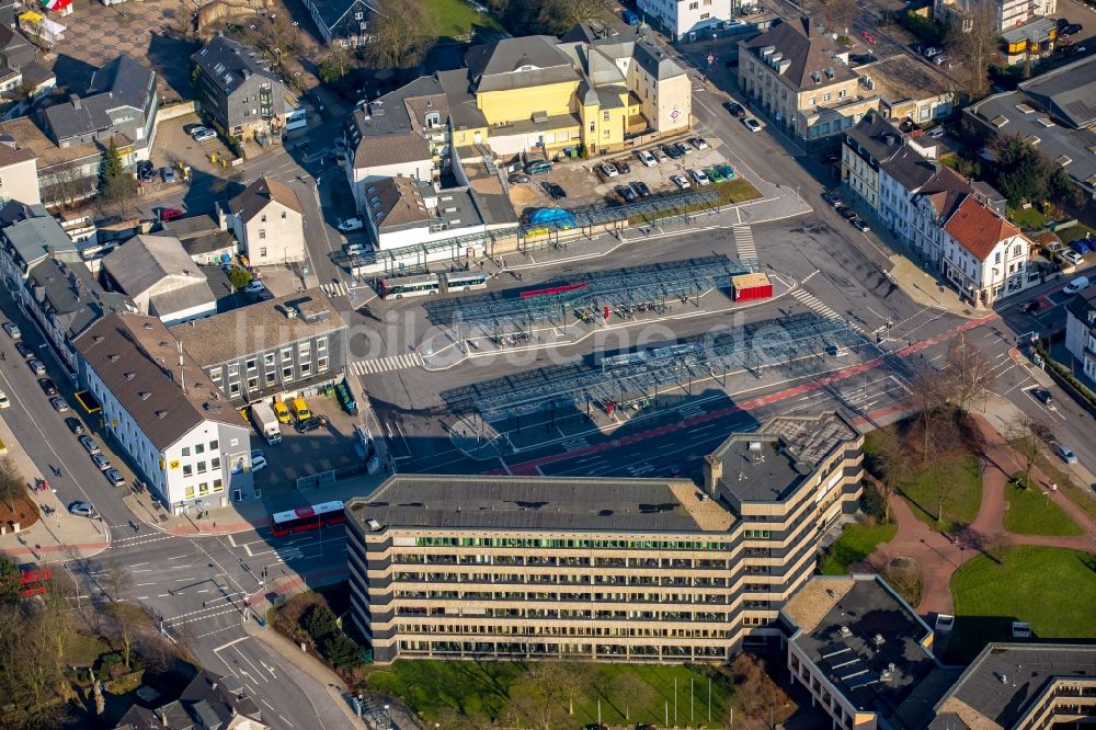 Velbert aus der Vogelperspektive: Verwaltungsgebäude der staatlichen Behörde dem Finanzamt in Velbert im Bundesland Nordrhein-Westfalen