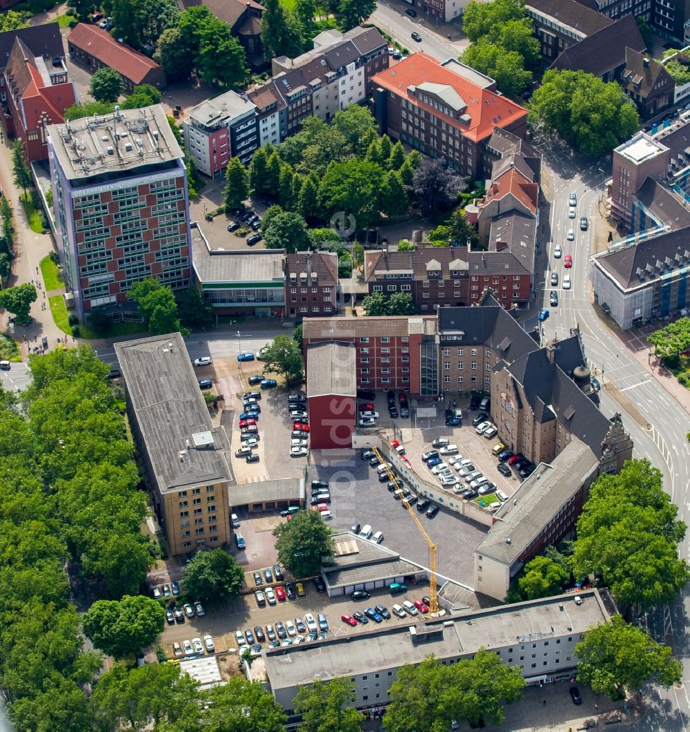 Oberhausen aus der Vogelperspektive: Verwaltungsgebäude der staatlichen Behörde des Finanzamts Oberhausen Süd und dem Amtsgericht Oberhausen in Oberhausen im Bundesland Nordrhein-Westfalen