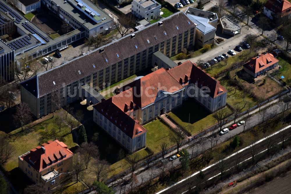 Luftaufnahme Berlin - Verwaltungsgebäude der staatlichen Behörde Geheimes Staatsarchiv Preußischer Kulturbesitz an der Archivstraße im Ortsteil Dahlem in Berlin