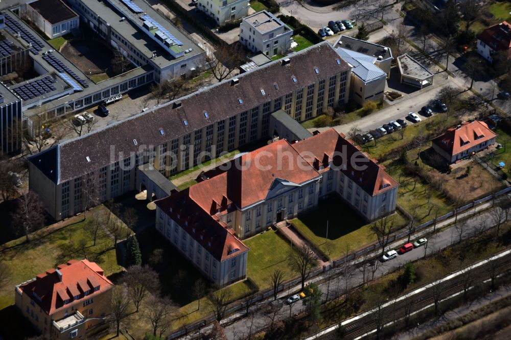 Berlin von oben - Verwaltungsgebäude der staatlichen Behörde Geheimes Staatsarchiv Preußischer Kulturbesitz an der Archivstraße im Ortsteil Dahlem in Berlin