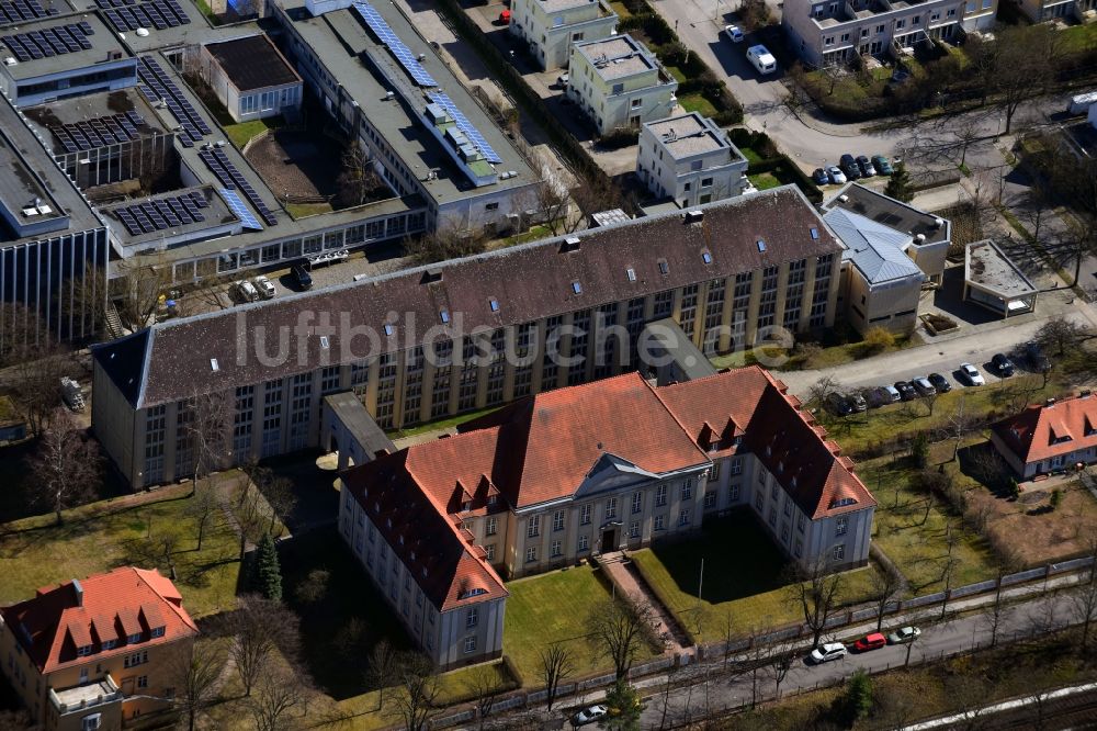 Berlin aus der Vogelperspektive: Verwaltungsgebäude der staatlichen Behörde Geheimes Staatsarchiv Preußischer Kulturbesitz an der Archivstraße im Ortsteil Dahlem in Berlin