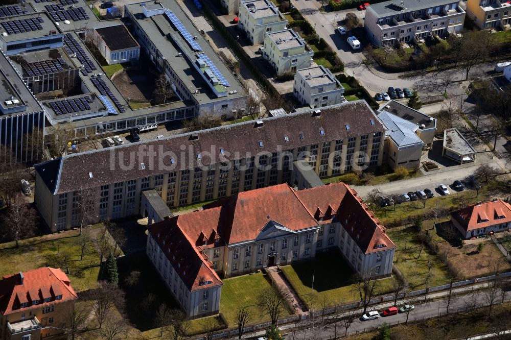 Luftbild Berlin - Verwaltungsgebäude der staatlichen Behörde Geheimes Staatsarchiv Preußischer Kulturbesitz an der Archivstraße im Ortsteil Dahlem in Berlin