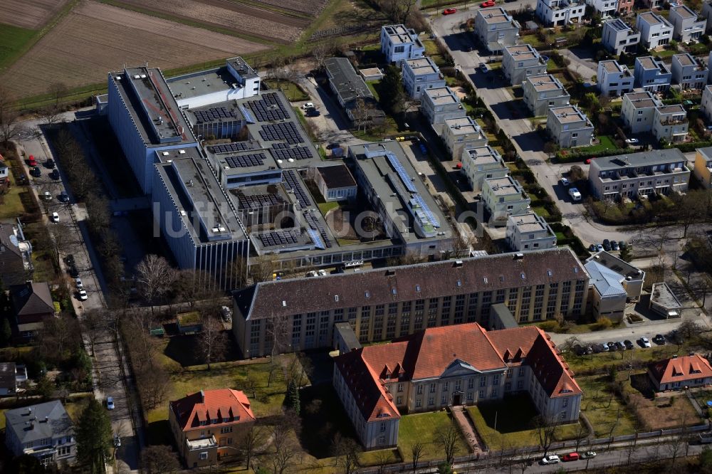 Luftaufnahme Berlin - Verwaltungsgebäude der staatlichen Behörde Geheimes Staatsarchiv Preußischer Kulturbesitz an der Archivstraße im Ortsteil Dahlem in Berlin