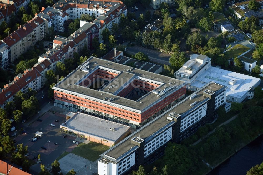 Berlin aus der Vogelperspektive: Verwaltungsgebäude der staatlichen Behörde Jobcenter Berlin Tempelhof-Schöneberg in Berlin