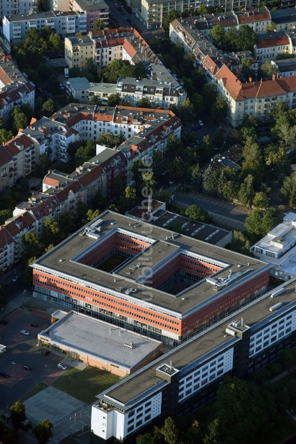 Luftbild Berlin - Verwaltungsgebäude der staatlichen Behörde Jobcenter Berlin Tempelhof-Schöneberg in Berlin