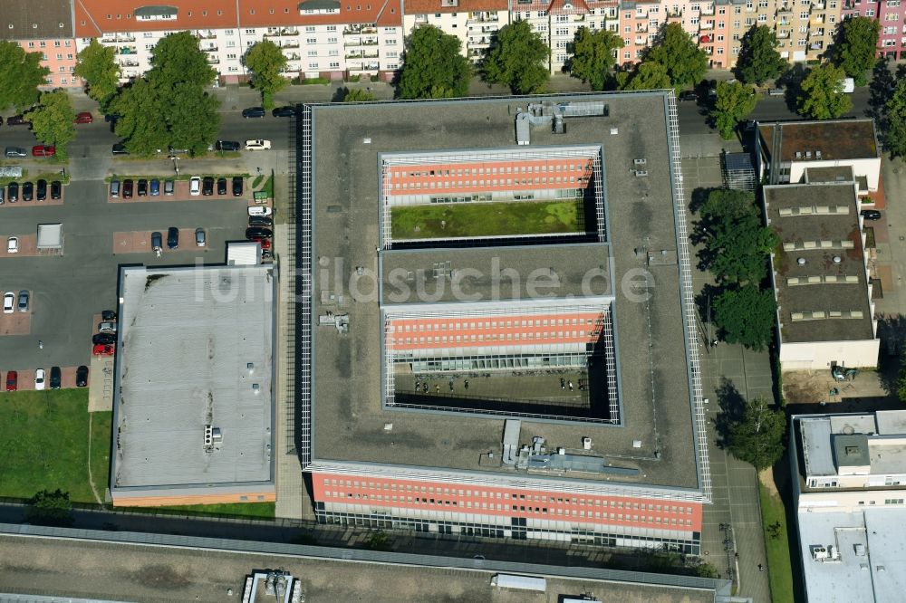 Berlin von oben - Verwaltungsgebäude der staatlichen Behörde Jobcenter Berlin Tempelhof-Schöneberg in Berlin