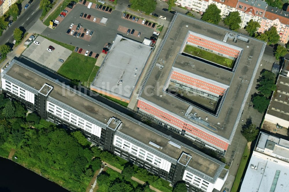 Berlin aus der Vogelperspektive: Verwaltungsgebäude der staatlichen Behörde Jobcenter Berlin Tempelhof-Schöneberg in Berlin