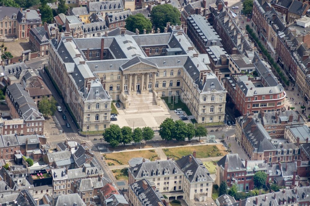 Amiens aus der Vogelperspektive: Verwaltungsgebäude der staatlichen Behörde Justizgebäude in Amiens in Hauts-de-France, Frankreich