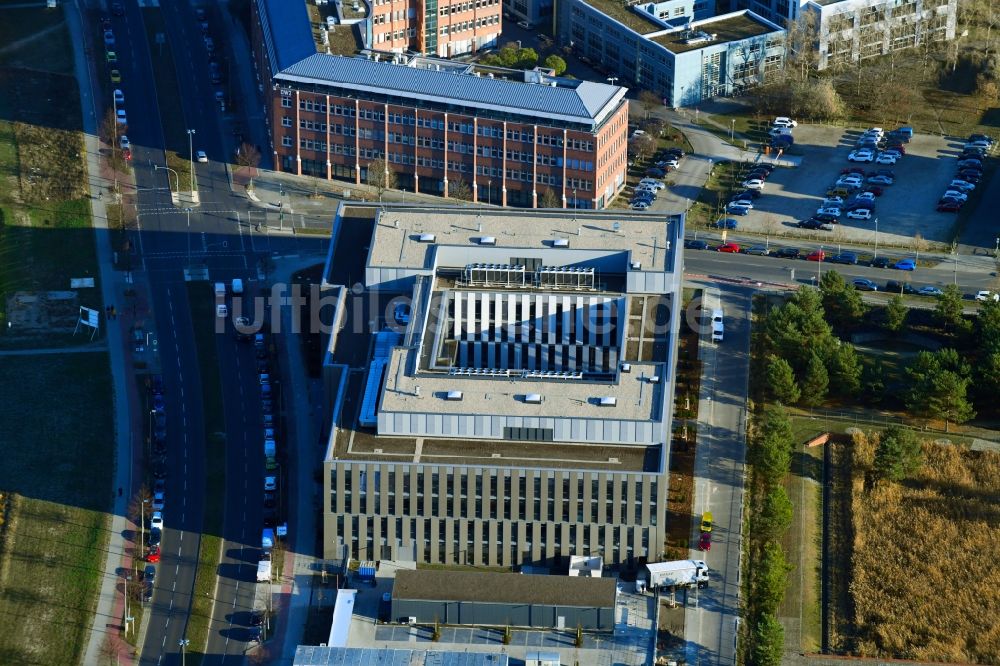 Luftaufnahme Berlin - Verwaltungsgebäude der staatlichen Behörde Laborgebäude mit Verwaltung für das Landeslabor Berlin-Brandenburg (LLBB) im Ortsteil Adlershof in Berlin